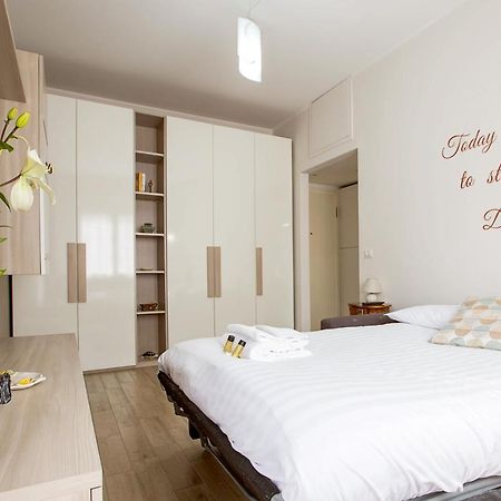 Lorenteggio Studio Apt Milan Luaran gambar