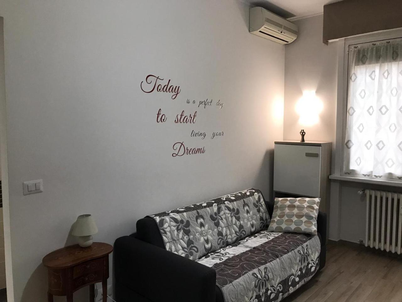 Lorenteggio Studio Apt Milan Luaran gambar