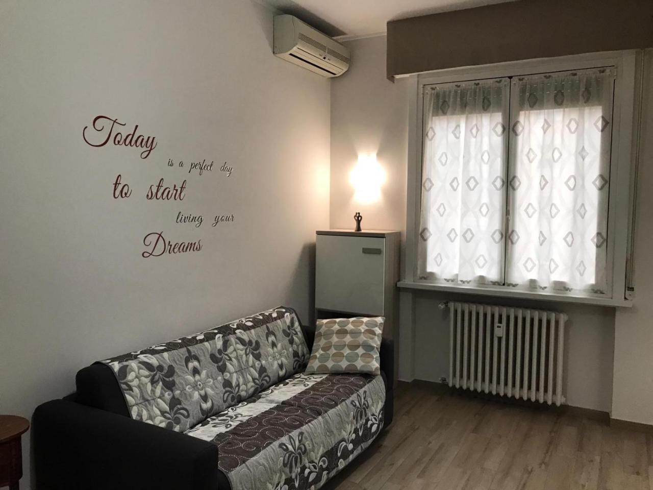 Lorenteggio Studio Apt Milan Luaran gambar